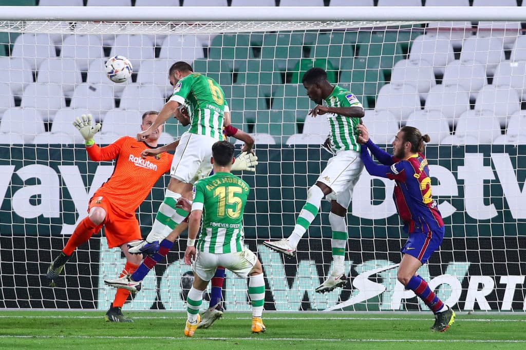 Gracias a los goles de Lionel Messi, autogol de Víctor Ruíz y gol de Trincao, el Barcelona vence 2-3 al Real Betis, empatan al Real Madrid con 43 unidades y se quedan con el segundo lugar de la tabla.