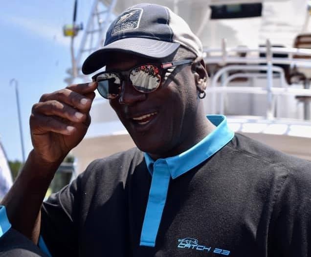 Michael Jordan mientras participaba en el torneo Big Rock Blue Marlin Tournament.