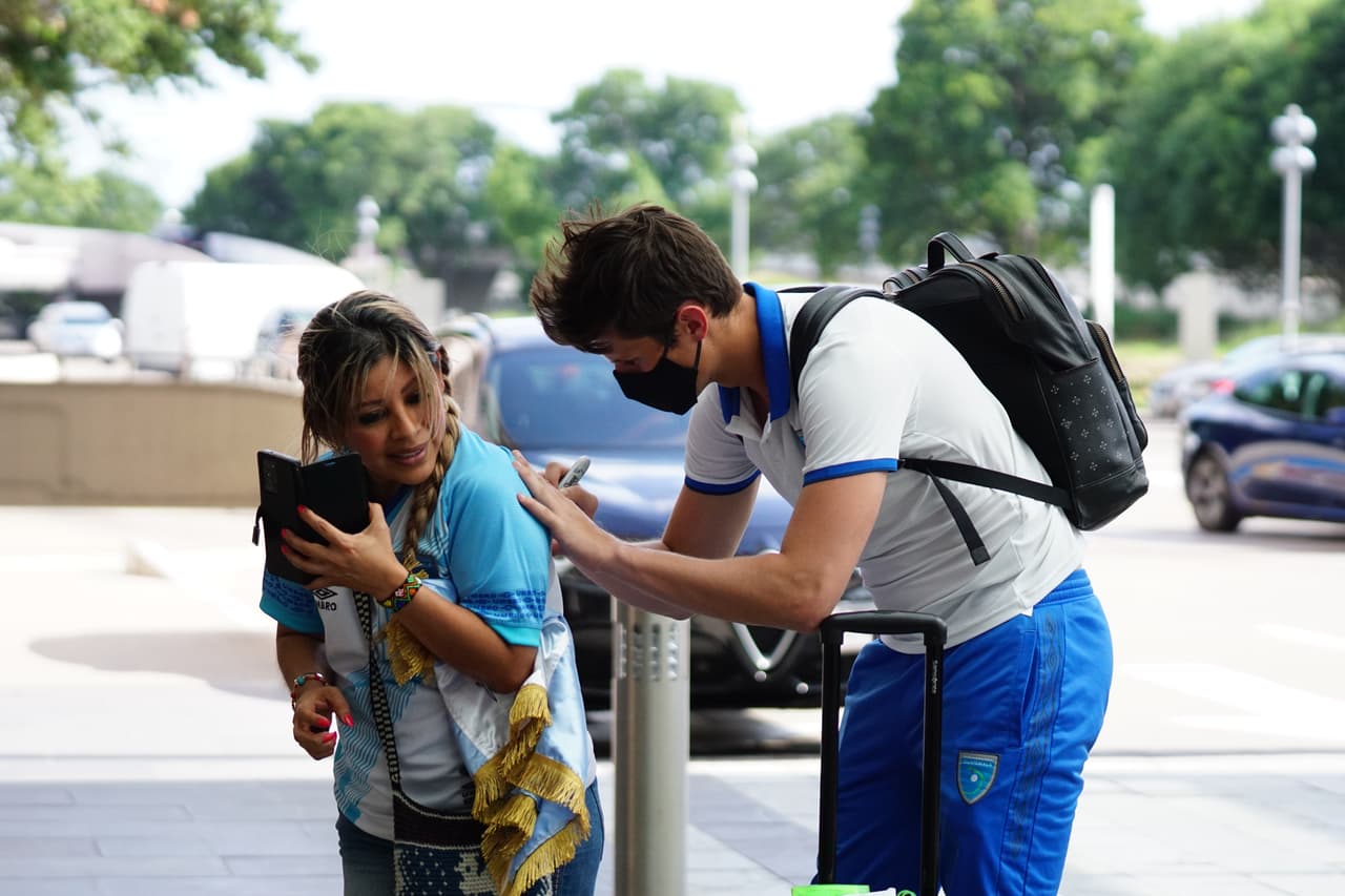 Tras el sorpresivo abandonó de Curazao por contagios de coronavirus, el combinado de Guatemala ya está en Dallas para jugar este domingo ante El Salvador por el Grupo A de la Copa Oro 2021.