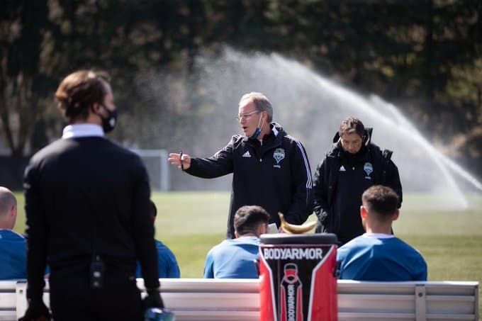 El cuerpo técnico de Brian Schmetzer siguió atentamente el juego.