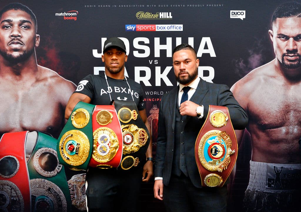 El exboxeador mexicano Marco Antonio Barrera, reconocido en Inglaterra por su victoria sobre el 'Príncipe' Naseem Hamed en 2001, regaló un par de guantes amarillos al campeón invicto FIB, IBO, y AMB de peso completo previo a su pelea con Joseph Parker el próximo 31 de marzo.