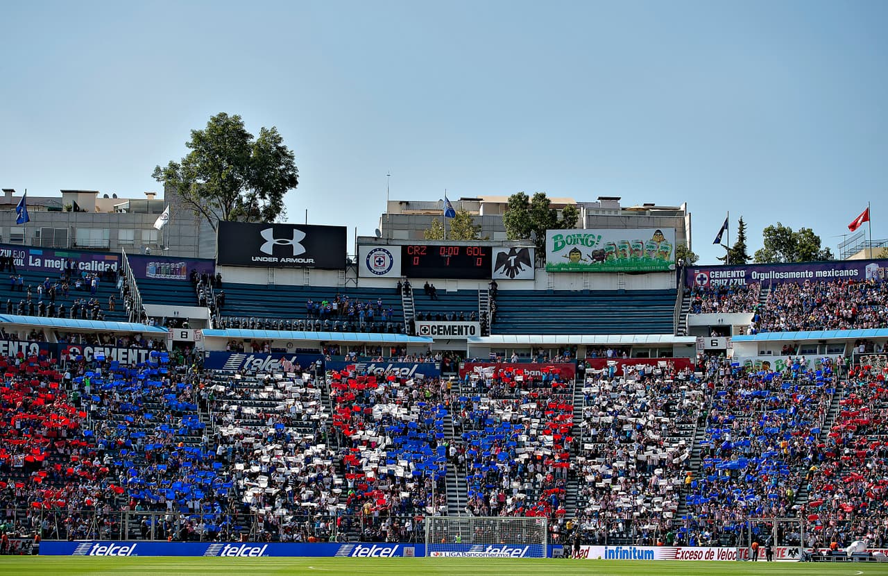 Los aficionados al Cruz Azul realizaron un mosaico para mostrar su apoyo al equipo. La baja asistencia hizo que quedaran algunos huecos en el mismo.