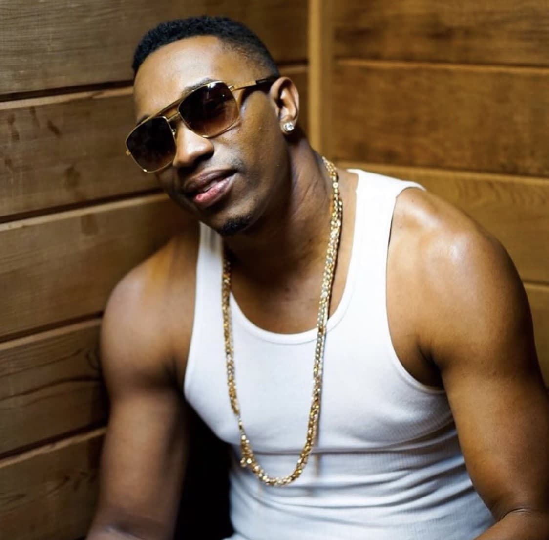 El exitoso jugado de críquet, Dwayne Bravo, siempre acostumbra a portar una enorme cadena de oro con diamantes, misma que no se quita ni en la playa.