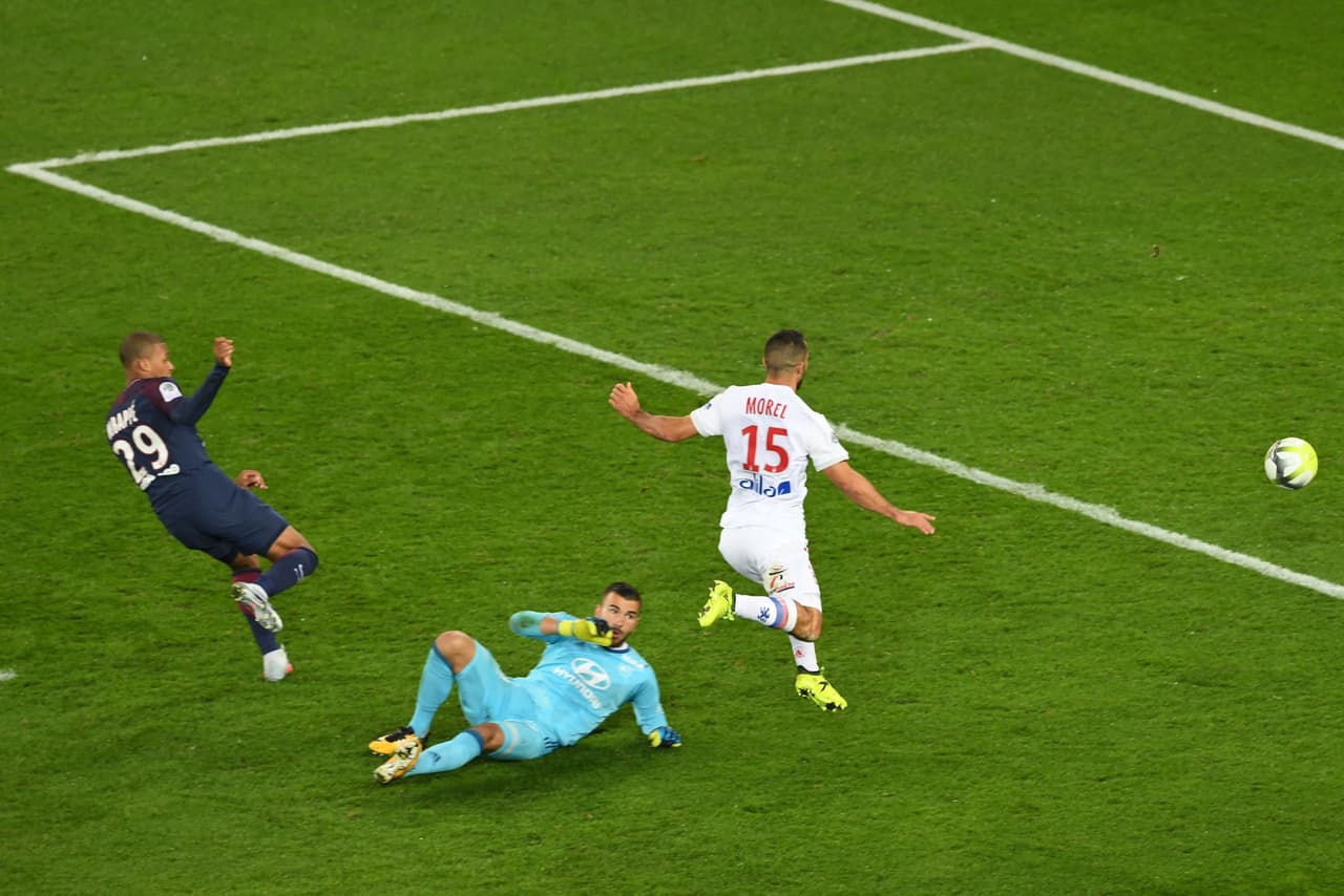 Cuando quedaban pocos minutos para el final, minuto 86, Neymar y Mbappé combinaron en la entrada del área para que el joven francés quedara en posición de definición. Remató, salvó Lopes, pero en el rebote pegó en Morel para el 2-0.