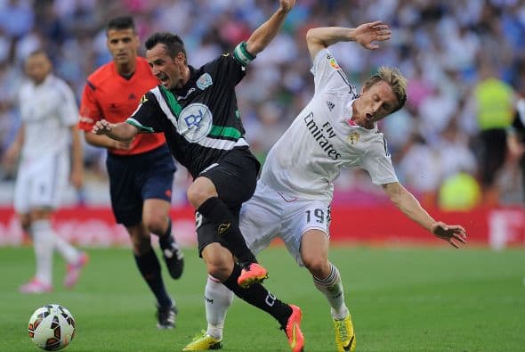 La media cancha merengue puede parecer sólida, pero las coberturas de gente como Kroos o Modric es limitada cuando el oponente tiene futbolistas que generen peligro como lo es Messi o Neymar.