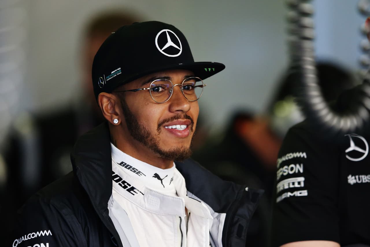 Lewis Hamilton en polémica por tomarse una selfie en una motocicleta