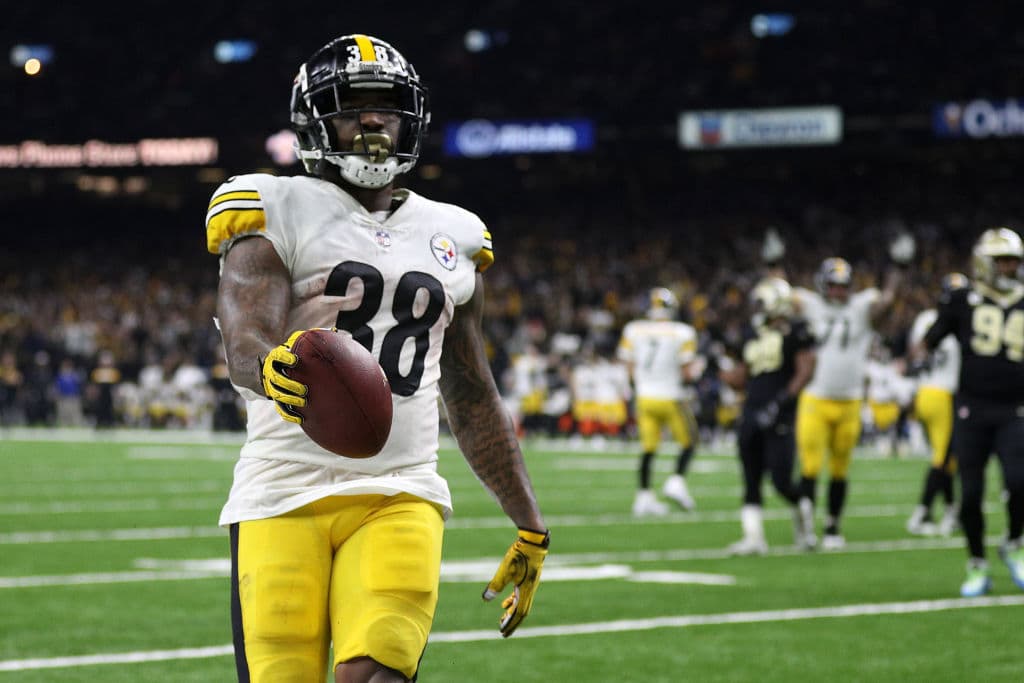 Pero a 40 segundos del descanso los Steelers respondieron con pase de anotación de Ben Roethlisberger a Jaylen Samuels de 3 yardas con conversión para ponerse 14-14.