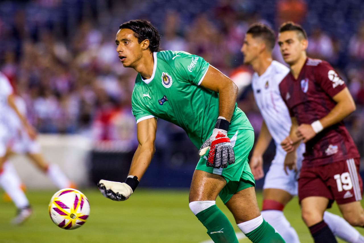El arquero José Rodríguez no tuvo una noche sencilla bajo los tres palos de las Chivas.
