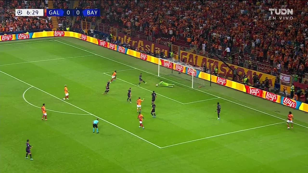 ¡TIRO ATAJADO! disparo por Kerem Aktürkoglu.