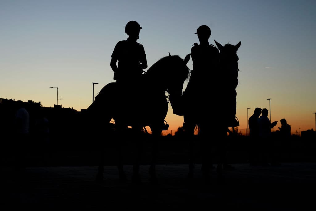 En el ocaso del 3 de octubre de 2018, un par de oficiales de la policía montada observa los alrededores del Wanda Metropolitano para salvaguardar la paz.