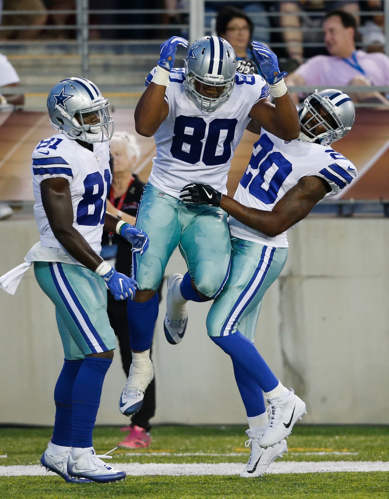 El ala cerrada Rico Gathers consiguió el touchdown que comenzó la remontada de Dallas.