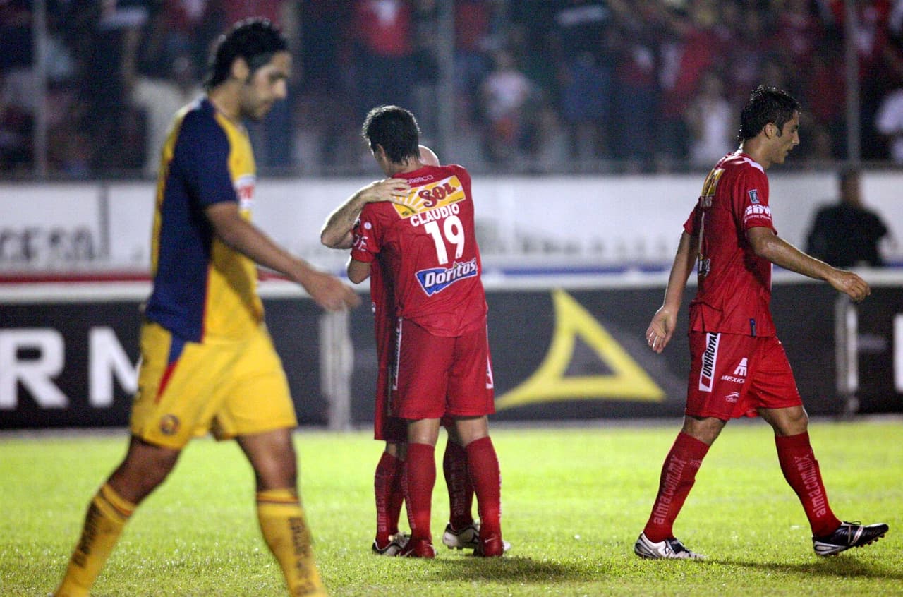 El primer gol de la noche llegó al minuto 4 por conducto de
<b> Claudio Graft </b>y en 45 minutos los visitantes ya caían 3-0 con otro tanto del argentino al 33’ y otro más del habilidoso
<b> Rodrigo ‘Pony’ Ruiz</b> al 42’. El delantero argentino cerró la cuenta con su tercer tanto al minuto 84 y dejó tendido al América, dirigido en aquél entonces por Rubén Omar Romano.
