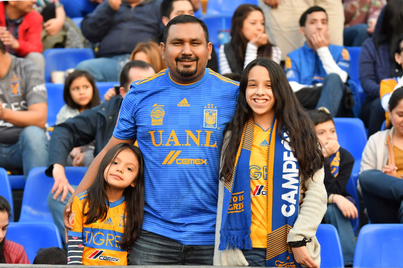 Los fanáticos de Tigres y Santos disfrutan en el Estadio Universitario la antesala del partido por la Jornada 5 del Clausura 2019.