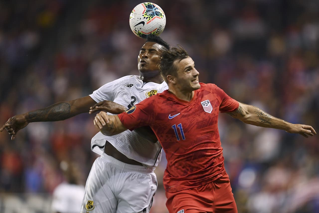 El partido fue incrementando su intensidad, los balones eran disputados con más y más fuerza cada vez.