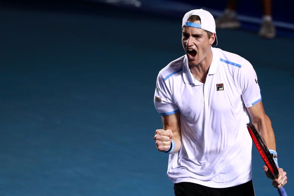 Aunque la mesa se volteó en el segundo set. Isner dominó con su servicio, al conectar de nuevo siete aces para imponerse, tras 42 minutos, con un 7-5 que forzaba al tercer set.