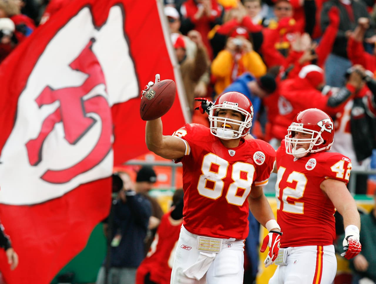 <b>Tony Gonzalez, tight end –</b> Kansas City Chiefs 1997-2008, Atlanta Falcons 2009-2013. !12 veces llamado al Pro Bowl, seis nominaciones All Pro y más de 15 mil yardas por recepción.