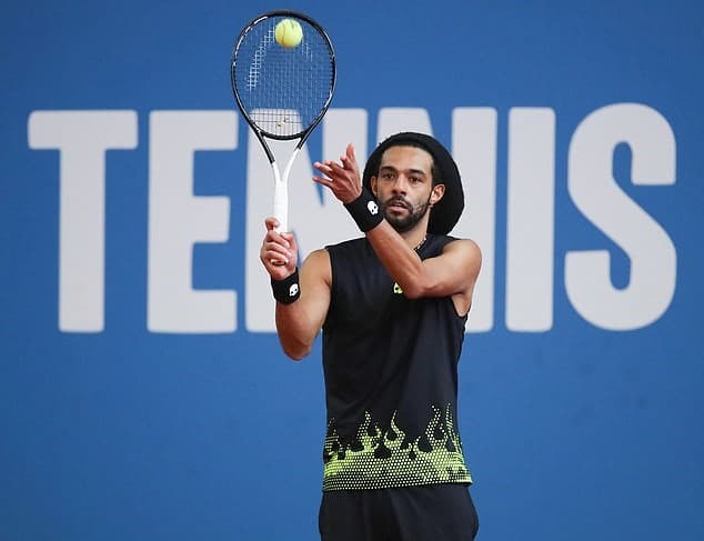 Los juegos se llevaron a cabo sin audiencia, sin jueces de línea ni peloteros, de igual forma, no hubo saludo de manos.