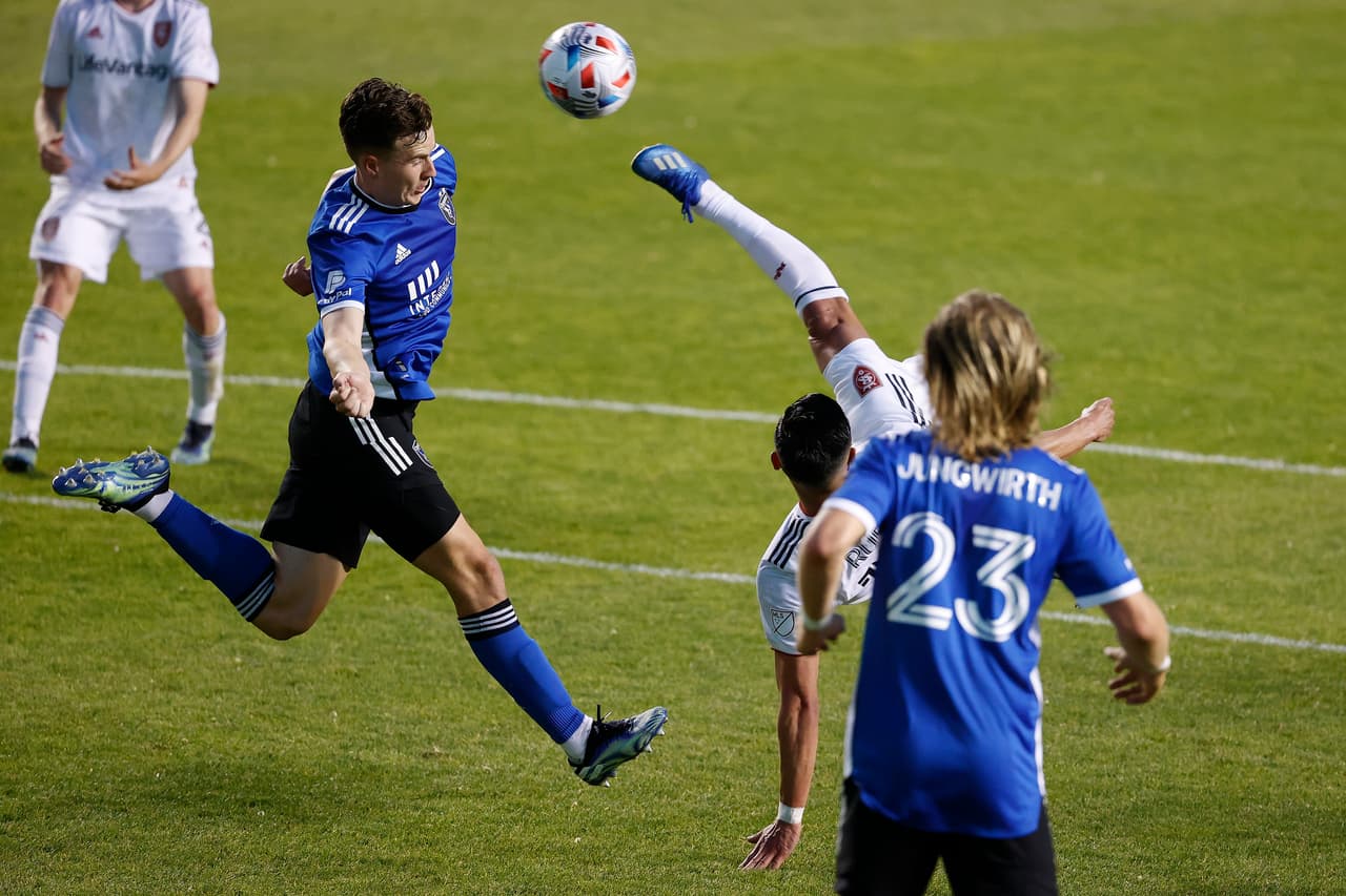 Pese a este golazo marcado por Rubio Rubin para Real Salt Lake, el viernes fue San Jose Earthquakes el que se quedó con la victoria.