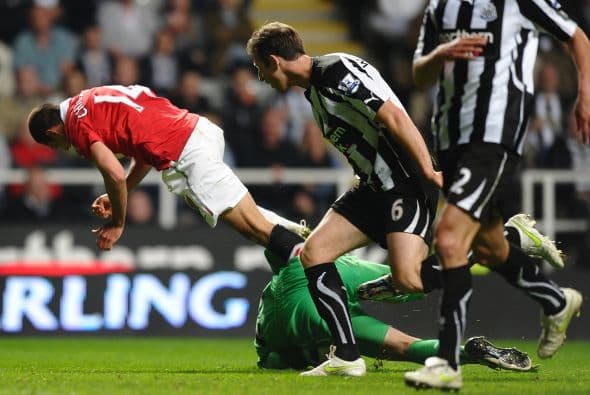 Ya cerca del final, el 'Chicharito' recibió el balón en el área rival y fingió terriblemente una falta.