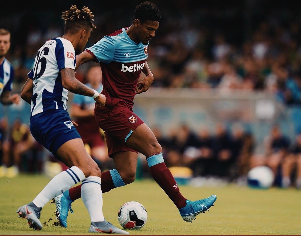 El mexicano Javier Hernández entró de cambio a los 73 minutos, y aunque no marcó gol, al menos colaboró en la fabricación de la cuarta anotación de los londinenses.