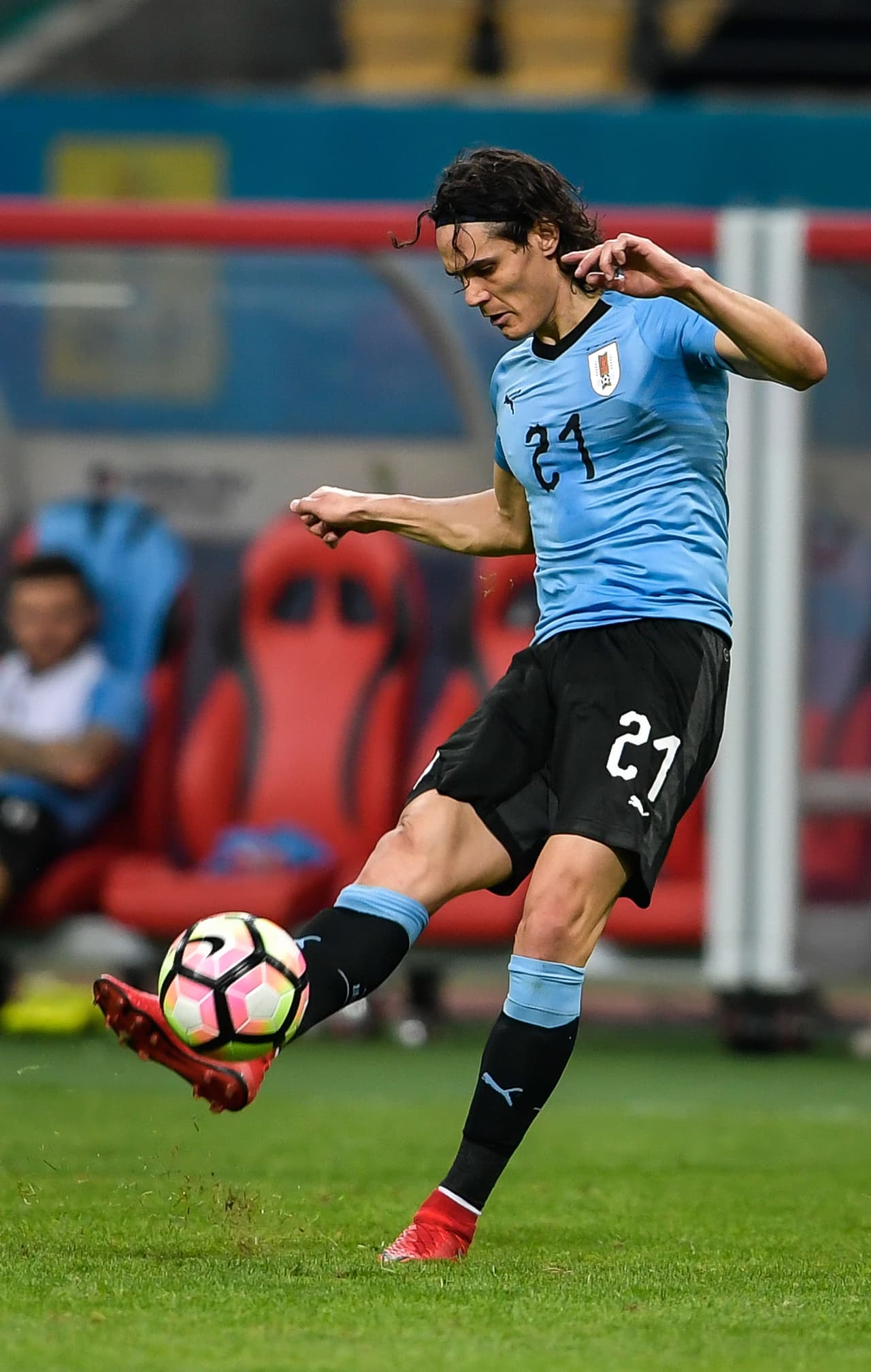 <b>Edinson Cavani</b>: 
<b>21.4 millones de dólares</b>. Es delantero de la Selección de Uruguay y juega con el PSG de Francia.