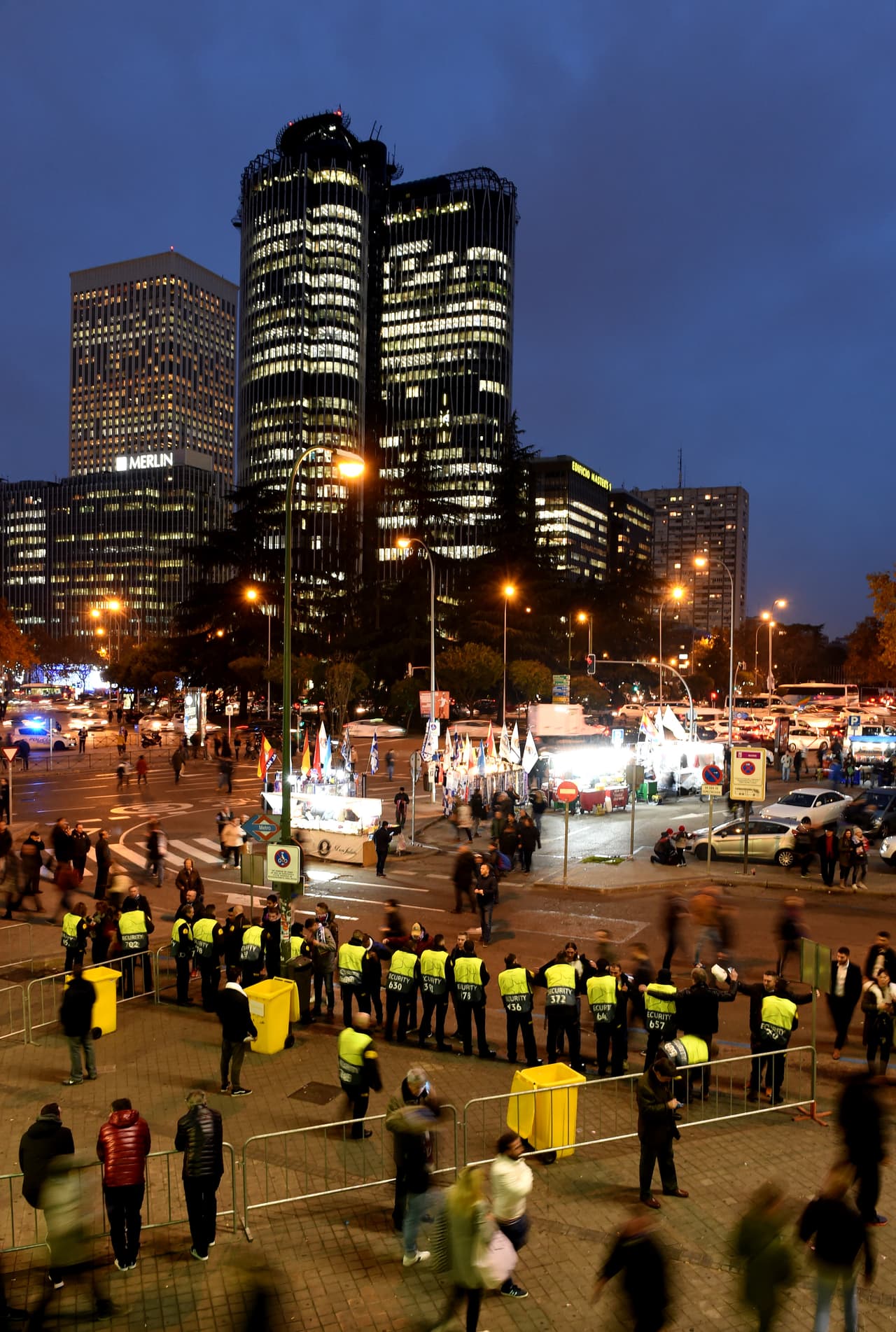 Caía la noche en Madrid –con el frío–, pero la afición respondía.