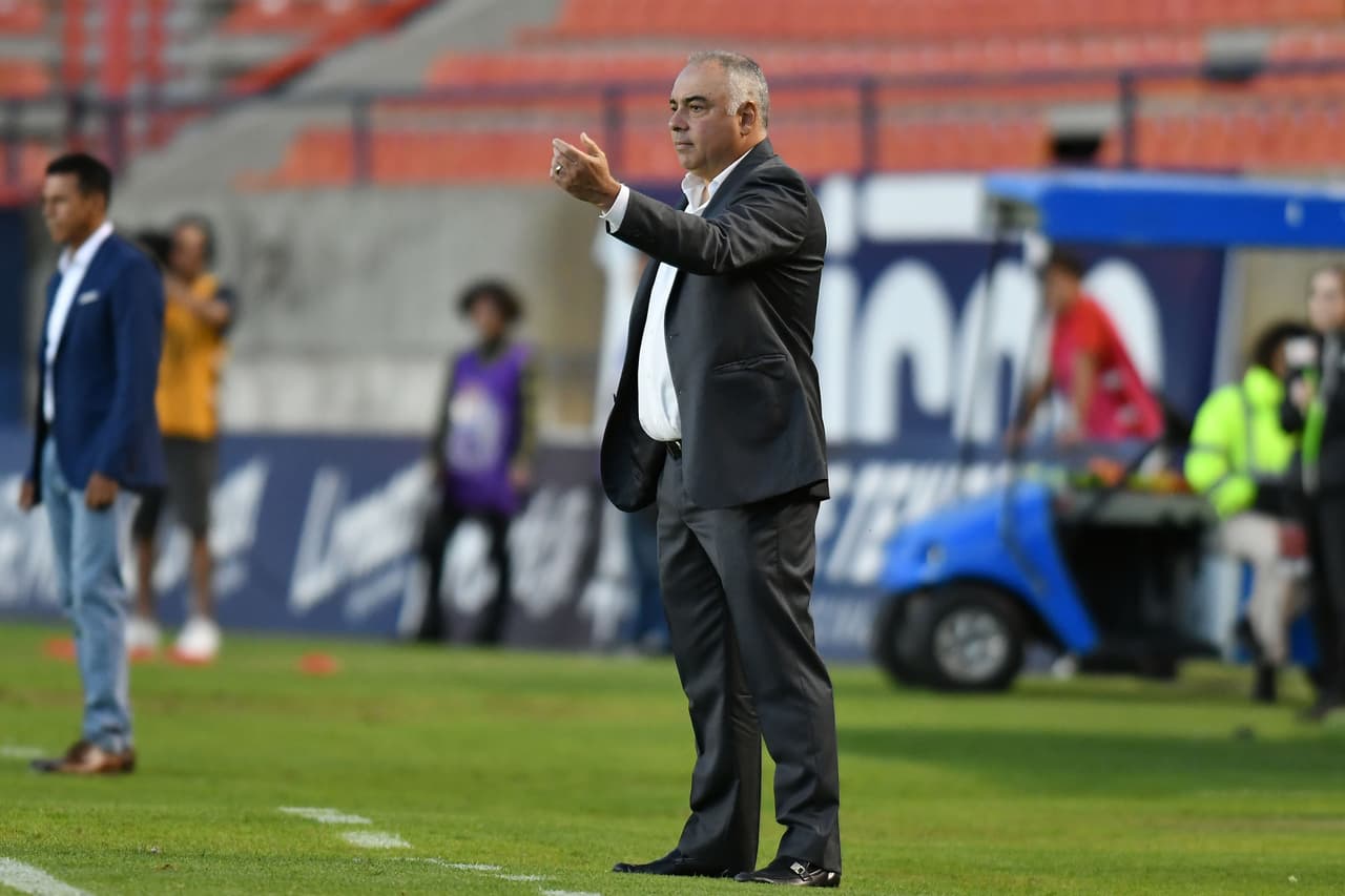 Memo Vásquez al frente del Necaxa ante el San Luis.