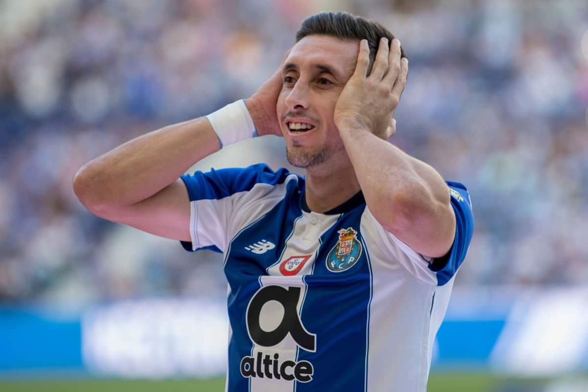 Héctor Herrera, con su nueva apariencia, fue uno de los protagonistas en la presentación de la nueva jersey del Porto este sábado.