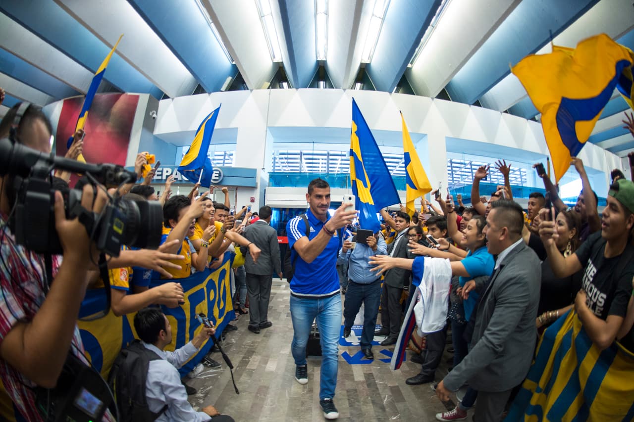 El argentino Nahuel Guzmán se mostró tan contento que buscó guardar ese momento en un registro gráfico.