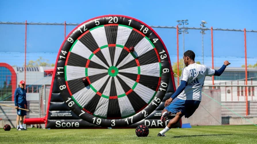 El equipo divido en seis grupos realiza ejercicios de coordinación, carreras de relevos, actividades con pelotas y anillos y, lo mejor, ¡un tiro al blanco gigante!