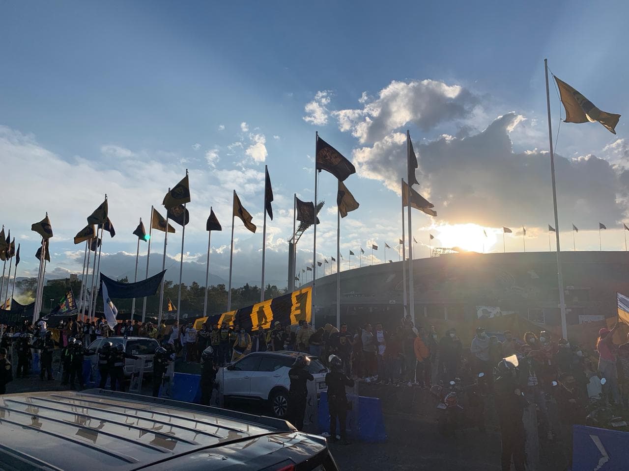 Aficionados de Pumas no respetan las medidas de salubridad e inundan los alrededores del estadio en Ciudad Universitaria.