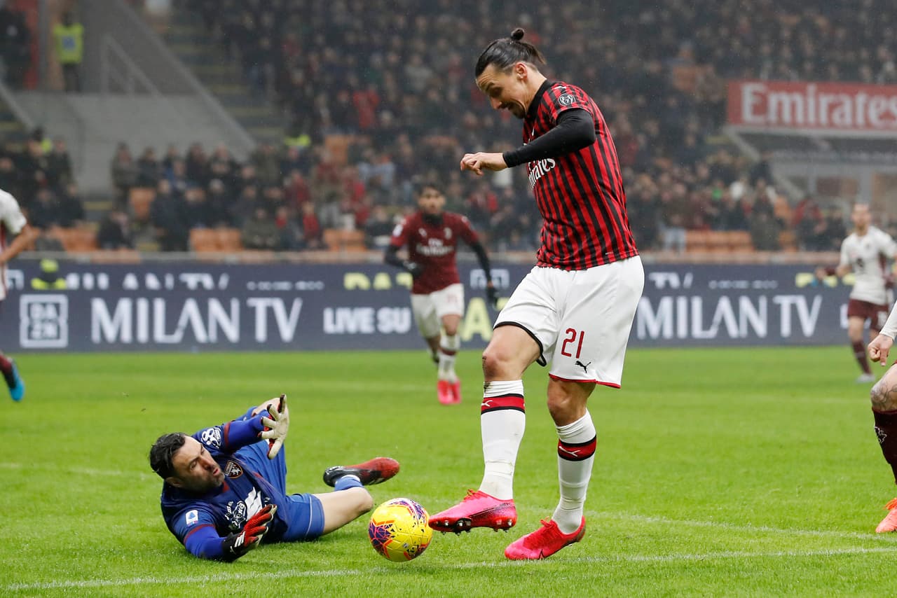 Una gran jugada entre Ante Rebic y Zlatan Ibrahimovic que termina en fuera de lugar.