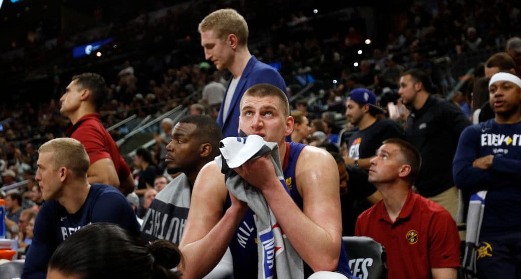 Los San Antonio Spurs forzaron al séptimo y decisivo juego de la serie de primera ronda de Playoffs ante los Denver Nuggets. Les compartimos las mejores imágenes.