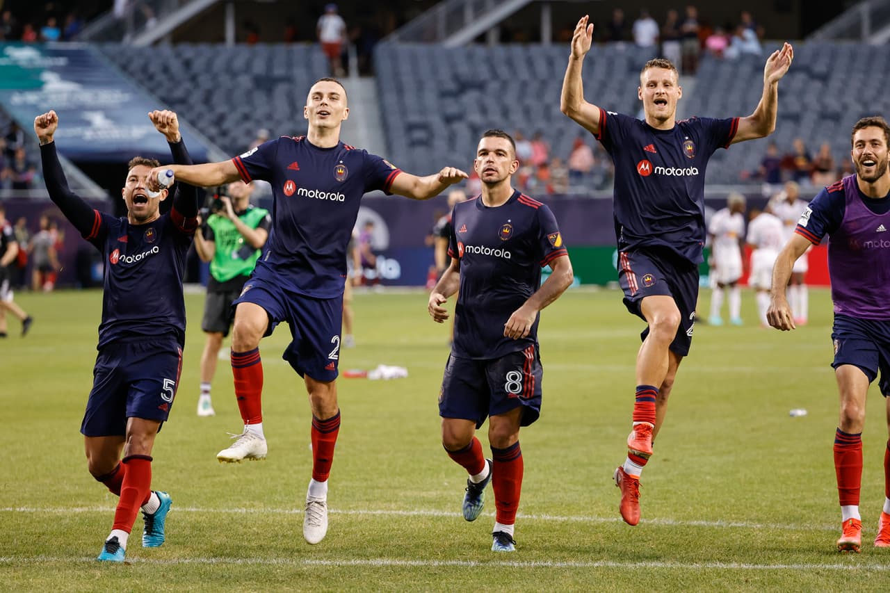 Con dos goles de Luka Stojanovic el equipo de 'la Ciudad del Viento' se impuso por 2-1 en Soldier Field a New York Red Bulls.
<br>