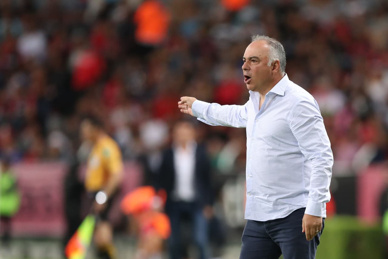 Guillermo Vázquez, estratega de los visitantes, mantenía tranquilidad y buscaba que su equipo no aflojara en intensidad.