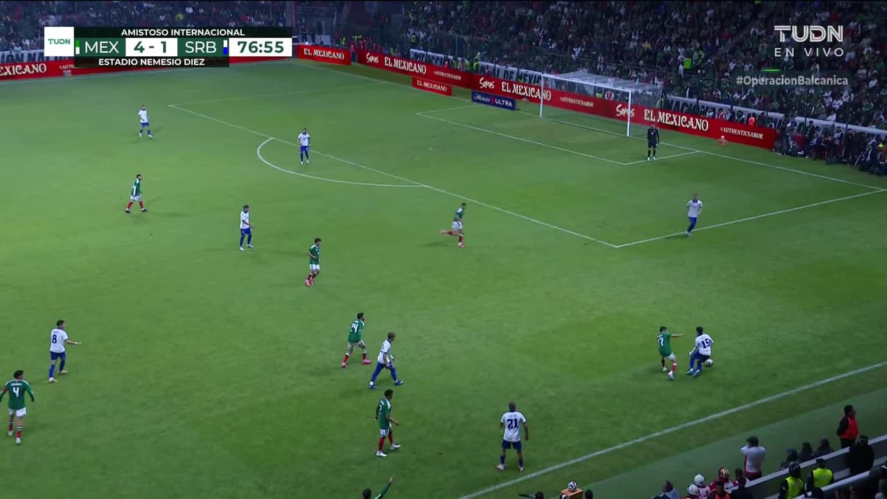 ¡CERCA! Alexis Vega disparó que se estrella en el poste.