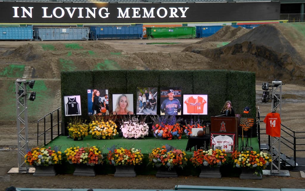 La ciudad de Anaheim rindió homenaje a la Familia Altobelli, el coach John, su esposa Keri y su hija Alyssa, fallecidos junto a Kobe Bryant en un ccidente aéreo.