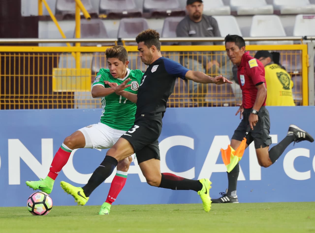 Estados Unidos sacó provecho de una jugada a balón parado para irse arriba en el marcador ante una escuadra mexicana que lucía incómoda en la cancha ante el buen posicionamiento del rival.