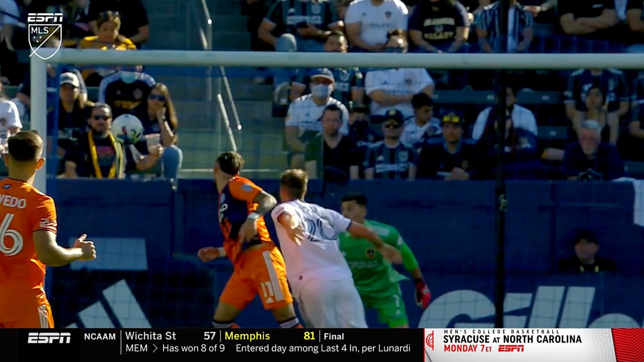 ‘Taty’ Castellanos acaricia el primero con un peligroso cabezazo