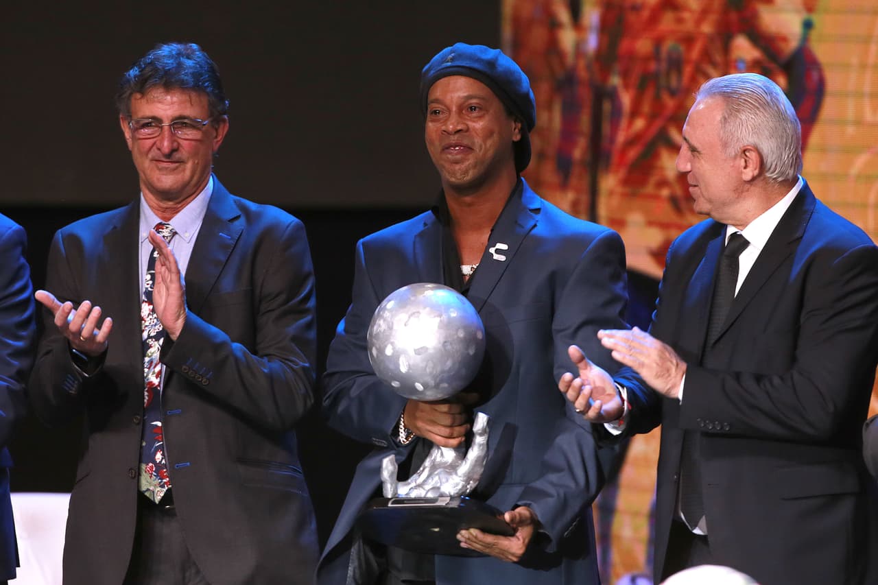 Ronaldinho fue la gran figura de la ceremonia de investidura al Salón de la Fama de la décima generación, en donde los grandes ausentes fueron Raúl González, Roberto Carlos, Fabio Cannavaro y Pia Sundhage.