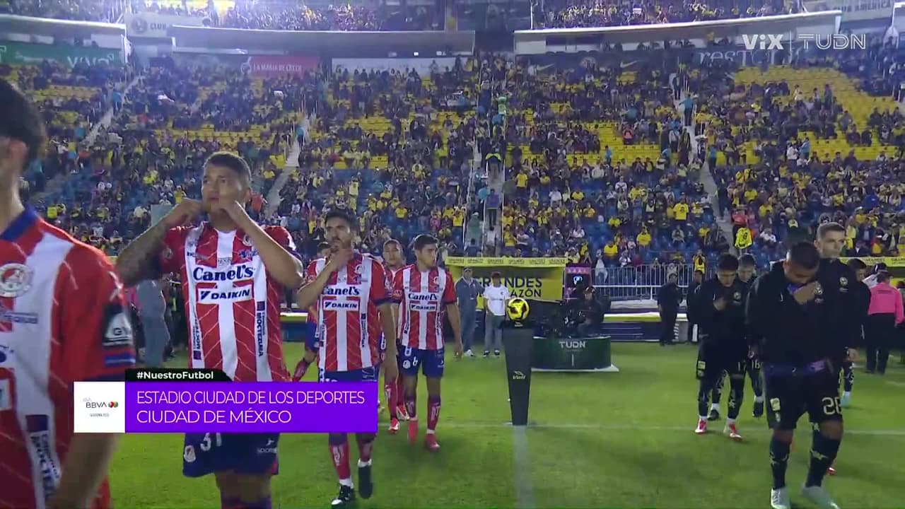 ¡Todo listo! Los jugadores ya saltan a la cancha para el pitazo inicial