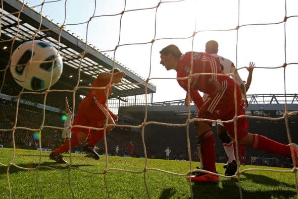 Pero el holandés Dirk Kuyt no quiso correr riesgos y mandó el balón al fondo de la redes.