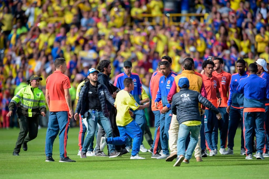 Pese a las medidas de seguridad, varios aficionados saltaron al campo para tomarse una foto o sacarles un abrazo a los futbolistas.