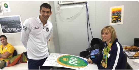 Los papeles entre Phelps y Ledecky se invirtieron, ahora él le pidió un autógrafo a ella
