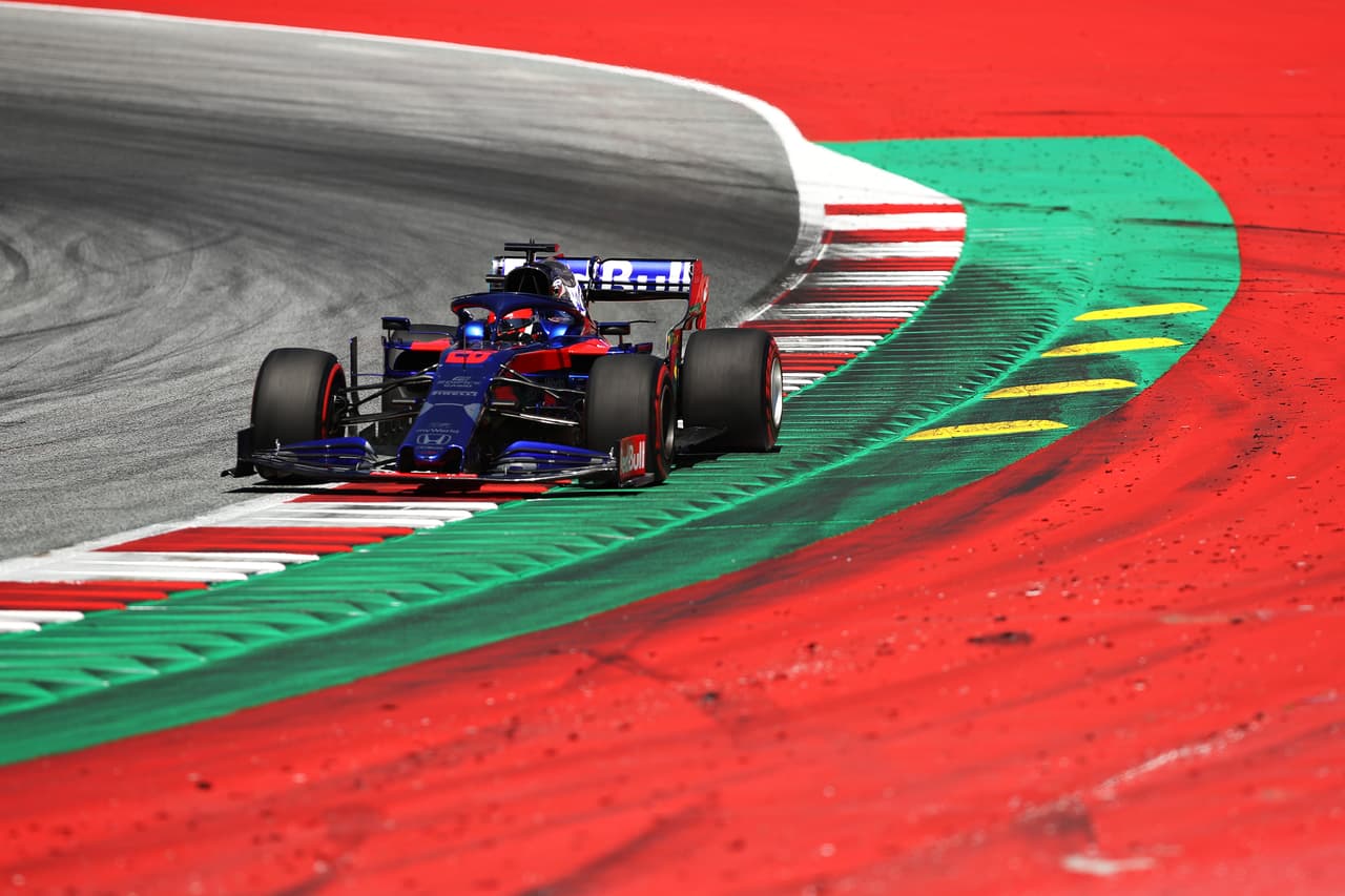 Charles Leclerc consiguió su segunda Pole del año, esta vez en el Red Bull Ring de Austria, superando a Lewis Hamilton y Max Verstppen, quienes completaron el Top 3. Sebastian Vettel sufrió problemas mecánicos por lo que solo le alcanzó para el décimo puesto. Por su parte, Sergio Pérez saldrá en la posición 16.