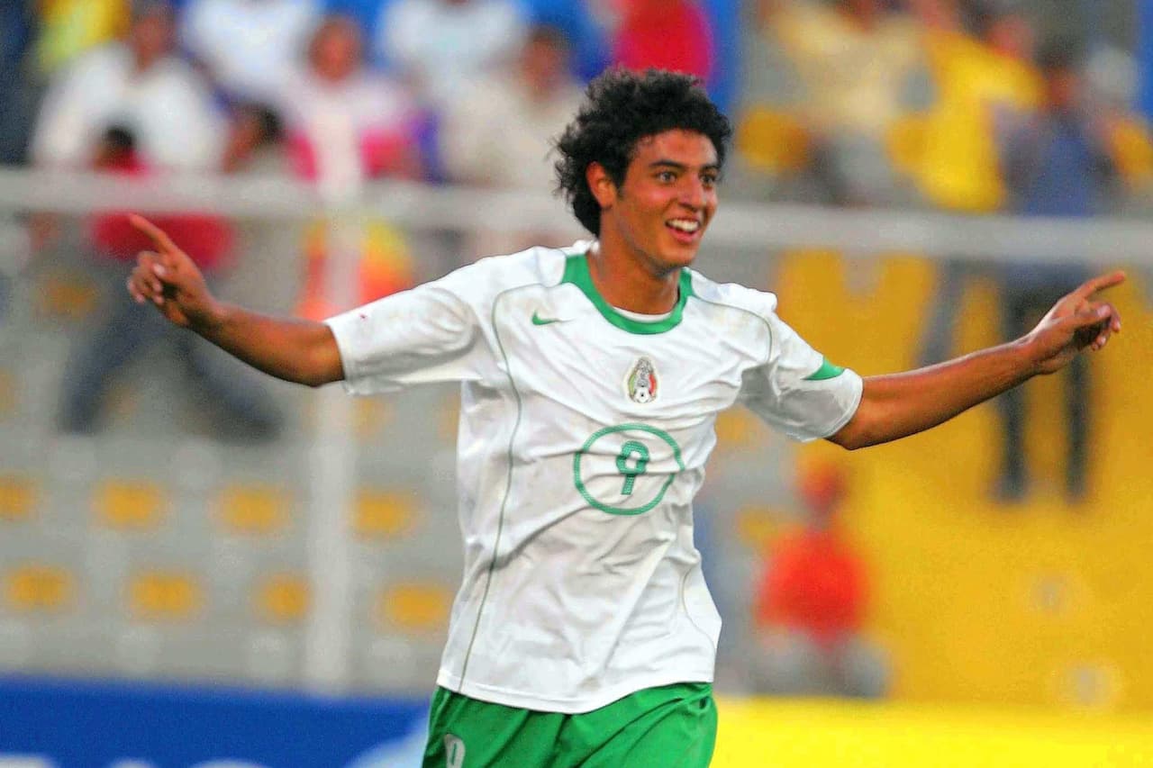 Vela fue también campeón del Mundial Sub 17 y con 16 años su rostro de niño fue familiar para todo México.