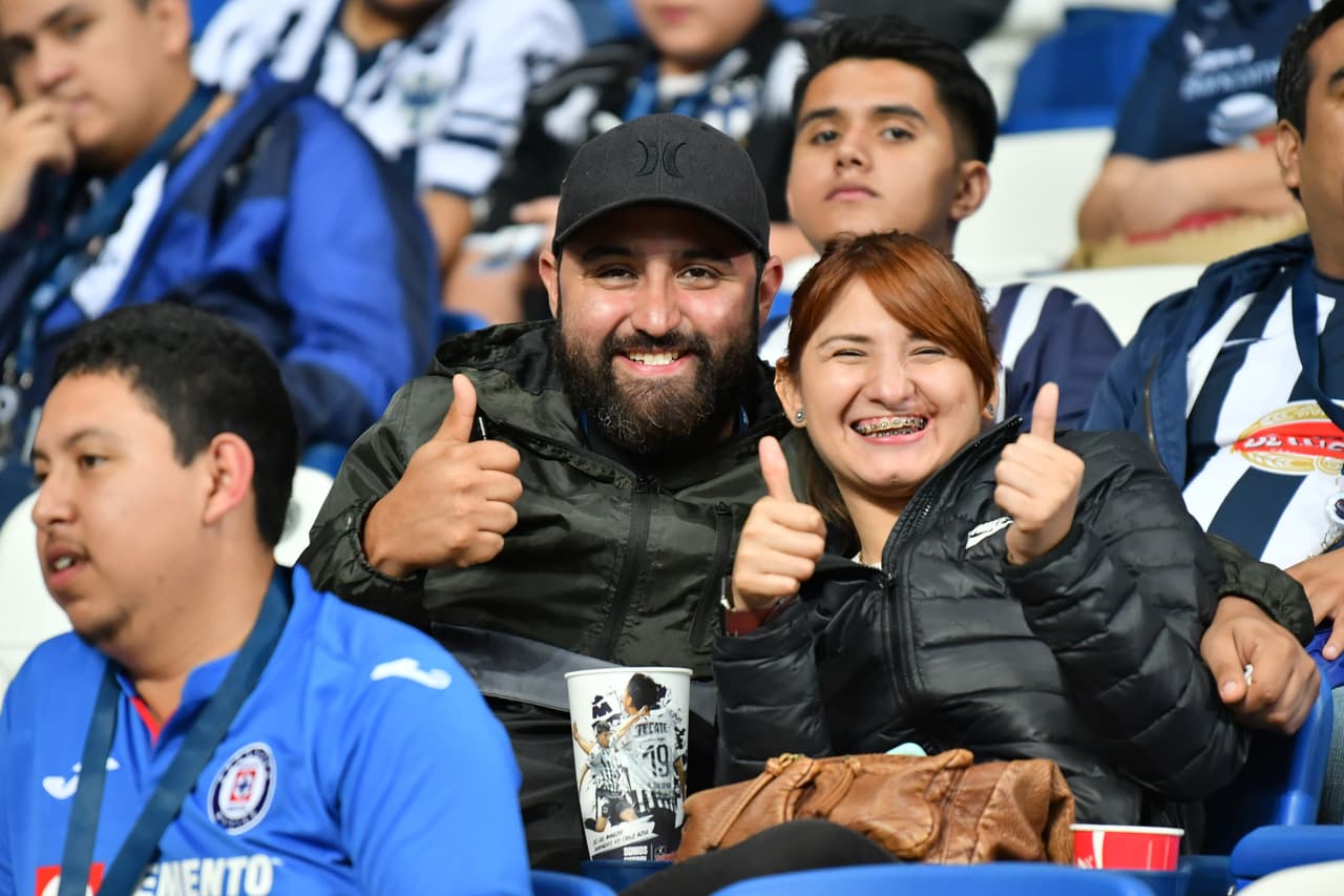 En las tribunas del Estadio BBVA Bancomer se vive la antesala al juego entre Rayados y Cruz Azul por la jornada 12 del Clausura 2019 de la Liga MX.