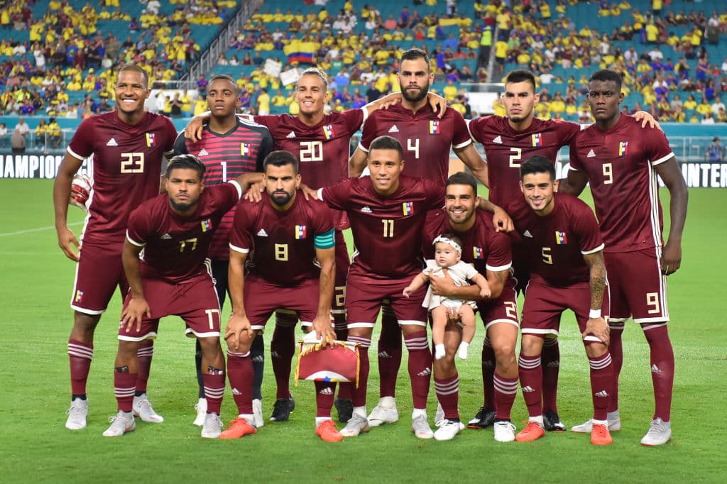 Venezuela jugó con Wilker Fariñez; Alexander González, Wilker Ángel, Jhon Chancellor, Rolf Feltscher; Sergio Córdova, Tomás Rincón, Junior Moreno, Darwin Machis; Josef Martínez y Salomón Rondón.