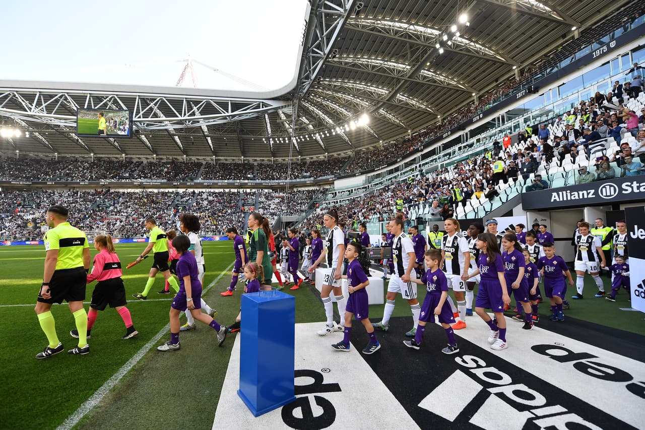 El equipo femenino de Juventus jugó su primer partido en el Allianz Stadium, donde convocó 39 mil fanáticos que vieron su triunfo 1-0 sobre Fiorentina. Así quedaron cuatro puntos arriba del segundo lugar a falta de tres fechas del cierre del torneo.