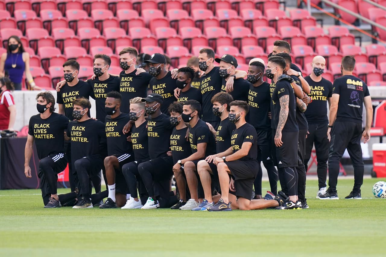Jugadores de Los Angeles FC previo al cancelamiento de su partido contra Real Salt Lake. El motivo del paro es hacier consciencia sobre la injusticia racial.